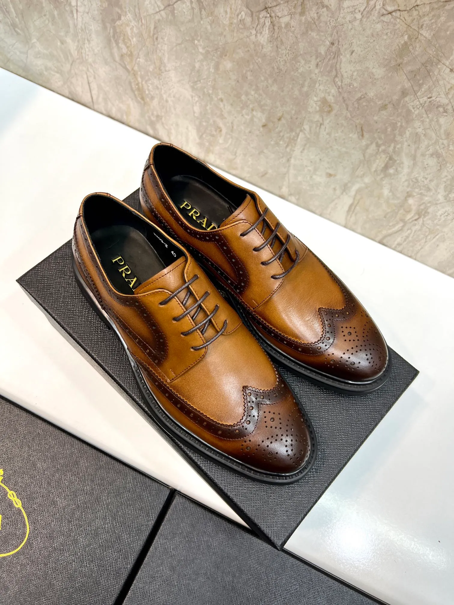 Original order quality: P580 Brand: PRADA (Prada) Standard code: Men's size 38/44 (45 can be customized) Grade: Same style as the official website High-quality men's shoes Material: Original cowhide Water-dyed cowhide lining Rubber outsole Style categories: Men's fashionable formal leather shoes Slip-on men's shoes series Young fashion European and American trends British style Top luxury Color: Actual picture